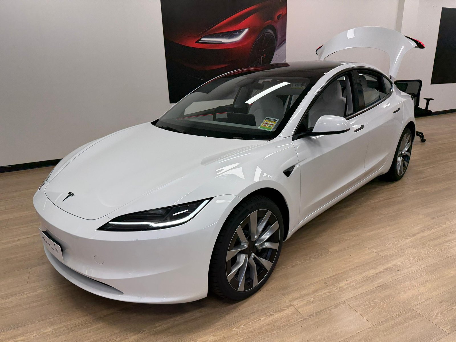 TESLA MODEL 3